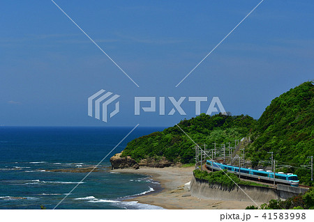 海沿いを走る特急 くろしお オーシャンアローの写真素材 41583998 Pixta