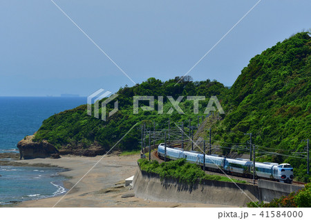 海沿いを走る『パンダくろしお』 41584000
