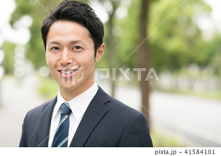 屋外の若いビジネスマン 日本人 30代 男性の写真素材