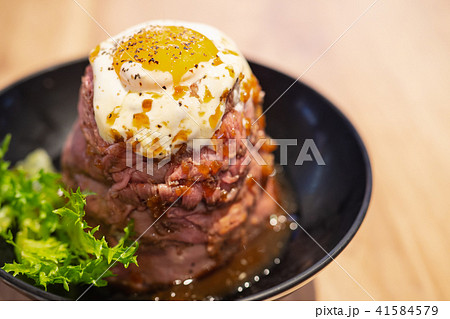 山盛りのローストビーフ丼 41584579