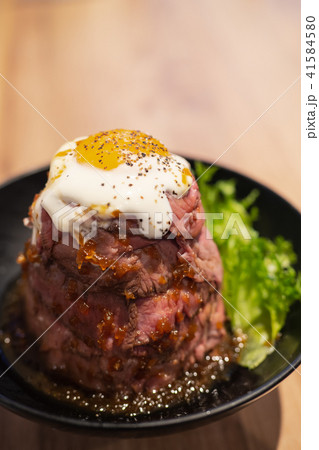 山盛りのローストビーフ丼 41584580