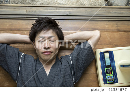 縁側で昼寝をする甚平姿の男性 縁側で昼寝をする甚平姿の男性 41584677