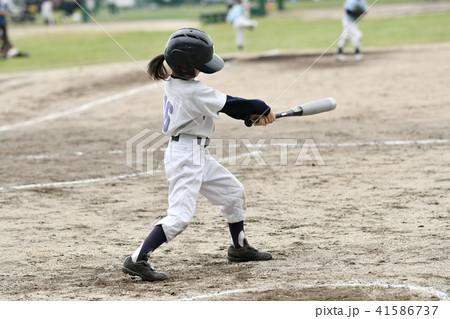 女の子の野球の写真素材