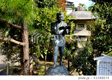 日光市報徳二宮神社境内の二宮金次郎像 41588074