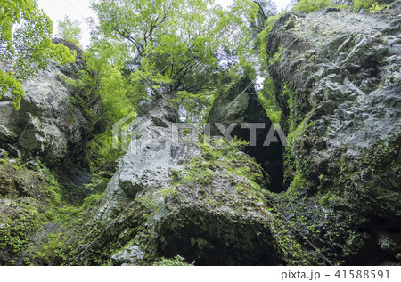 庚申山登山道　裏見滝の岩場 41588591