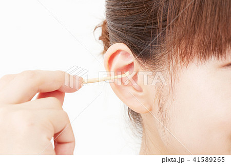 耳掻きする女性 41589265