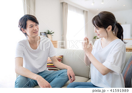 頼みごとをする女性 41591989