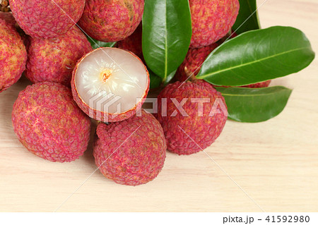 Fresh red lychee and peeled with leaves on wooden 41592980
