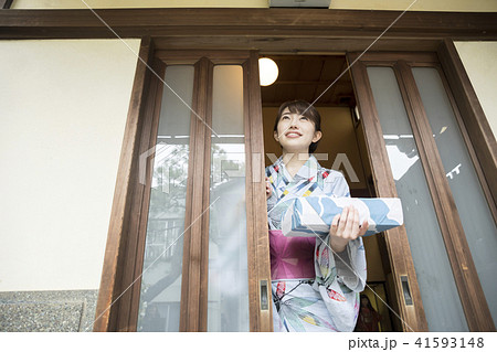 夏イメージ お中元 女性 浴衣姿 玄関 お出かけ 夏イメージ お中元 女性 浴衣姿 玄関 お出かけ 41593148
