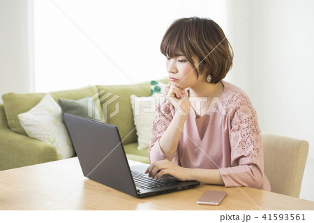 若い女性・パソコン 41593561