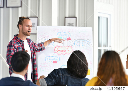 Young businessman giving presentation  41595667