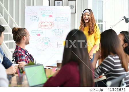 Young Asian businesswoman giving presentation 41595675