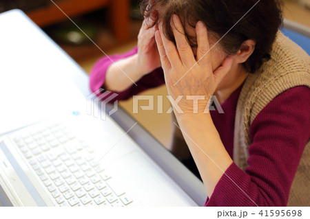 落ち込む老人 落ち込む老人 41595698