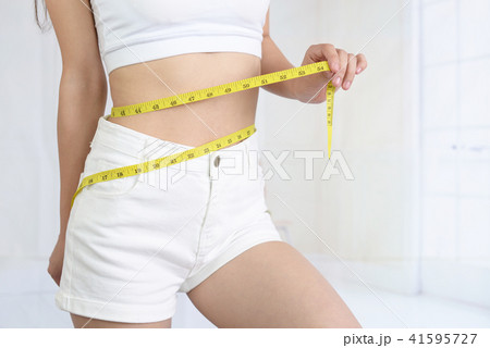 腹囲を測る女性 41595727