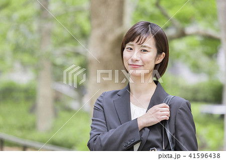 20代　ビジネスウーマン 41596438