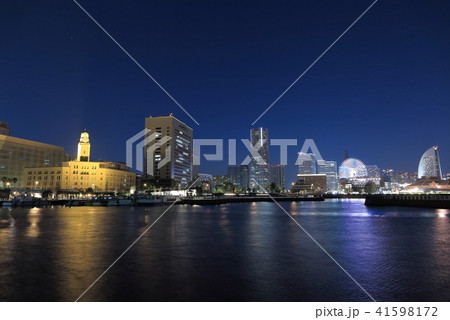 横浜三搭（クイーン）と象の鼻パークの夜景 41598172