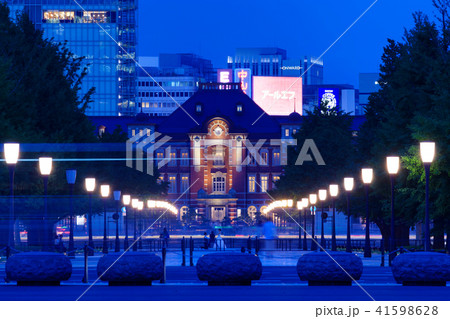 皇居前広場より約1km先の東京駅の夜景を望む 41598628