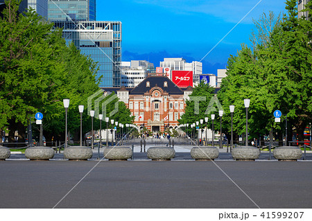 皇居前広場より約1km先の東京駅方面を望む 41599207