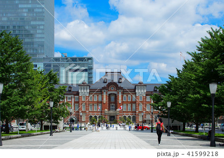 若葉と新緑の銀杏並木と青空が広がる東京駅中央口 若葉と新緑の銀杏並木と青空が広がる東京駅中央口 41599218
