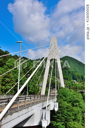 新緑の奥多摩大橋 多摩川 東京都奥多摩町梅澤 ｊｒ青梅線川井駅そば の写真素材