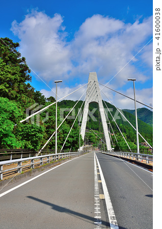 新緑の奥多摩大橋 多摩川 東京都奥多摩町梅澤 ｊｒ青梅線川井駅そば の写真素材