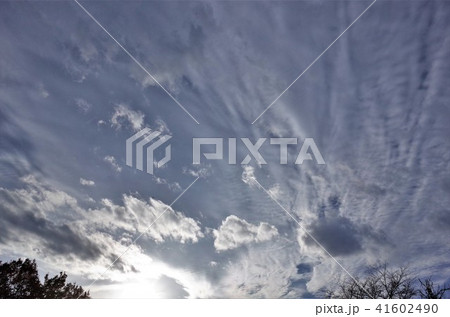 美しい空と雲、ドラマチックな雲海と太陽の光 美しい空と雲、ドラマチックな雲海と太陽の光 41602490