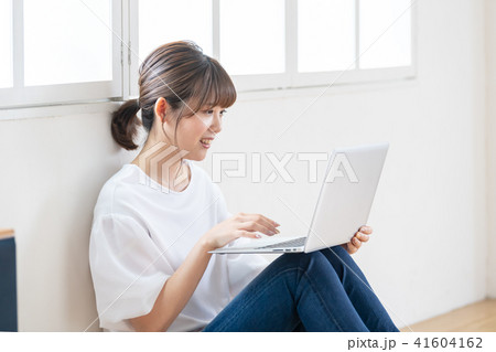 パソコン操作する女性 41604162