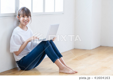 パソコン操作する女性 パソコン操作する女性 41604163