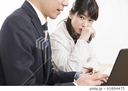 隣の男性の口臭が気になるビジネスウーマン 隣の男性の口臭が気になるビジネスウーマン 41604475