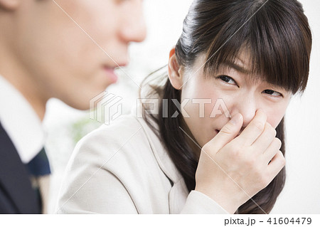 隣の男性の口臭が気になるビジネスウーマン　 41604479