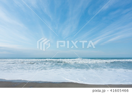 青空 空 雲 海 砂浜 背景 背景素材の写真素材