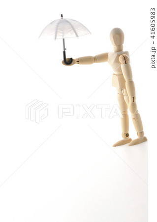傘を持ってきました。 41605983