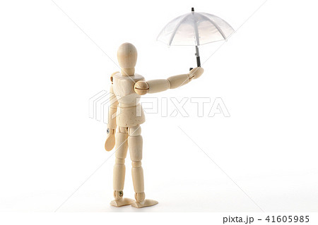 傘を持ってきました。 41605985