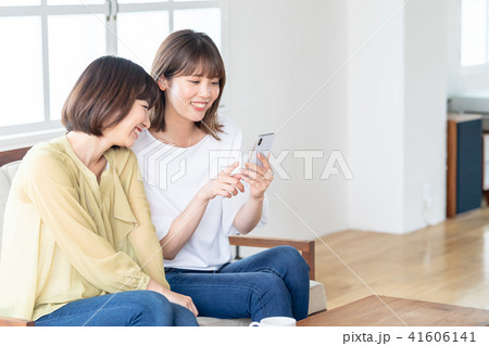 スマホを見てる女性2人 41606141