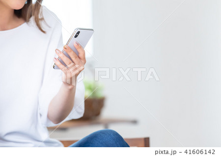 スマホを見てる若い女性 41606142