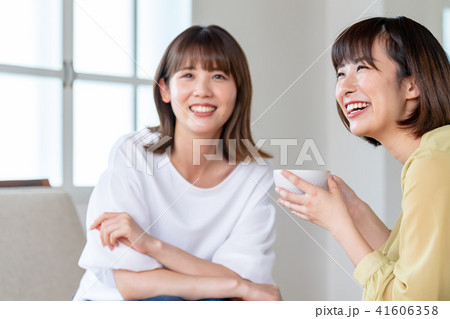 楽しそうな女性2人の写真素材