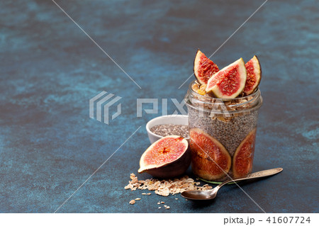 chia pudding with figs 41607724
