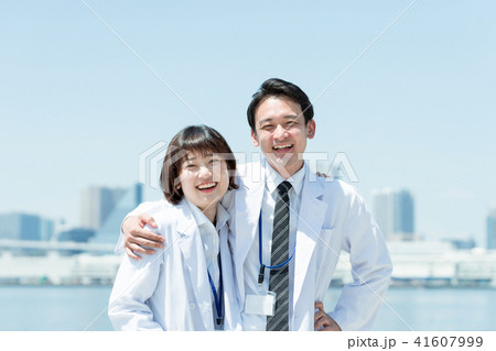 白衣の男女(医者と科学者のイメージ・カメラ目線) 白衣の男女(医者と科学者のイメージ・カメラ目線) 41607999