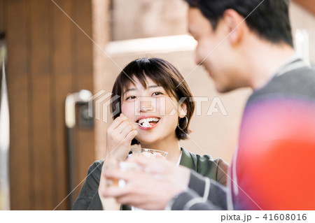 カフェでアイスクリームを食べる女性(デート・休憩) カフェでアイスクリームを食べる女性(デート・休憩) 41608016