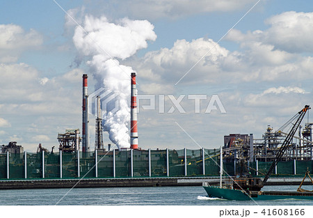製鉄所の煙突と煙の景色 41608166