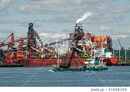 名古屋製鉄所の設備群と貨物船 名古屋製鉄所の設備群と貨物船 41608169
