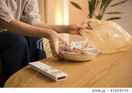 若い女性・コンビニ弁当 41608434