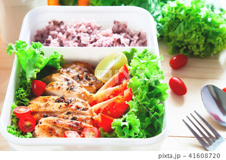 Grilled chicken breast with tomatoes 41608720