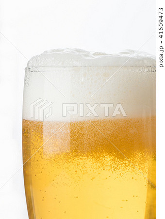 夏を感じるグラスに注いだ缶ビール 41609473