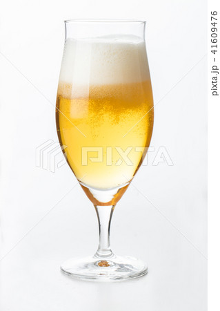 夏を感じるグラスに注いだ缶ビール 41609476