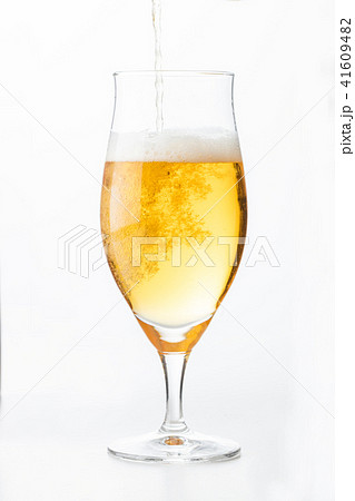 夏を感じるグラスに注いだ缶ビール 41609482