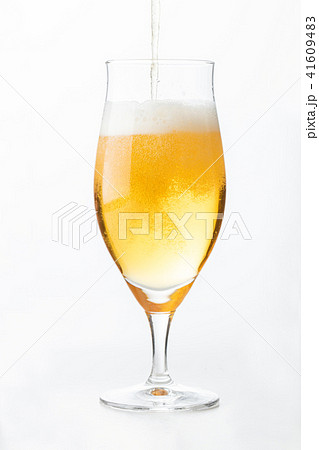 夏を感じるグラスに注いだ缶ビール 41609483