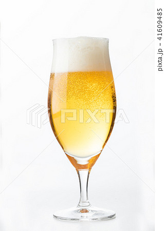 夏を感じるグラスに注いだ缶ビール 41609485