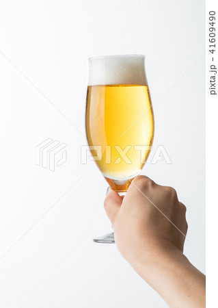 夏を感じるグラスに注いだ缶ビール 41609490