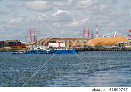 名古屋港を行く艀と野積された砂の山 名古屋港を行く艀と野積された砂の山 41609747